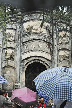 龍標勝跡門建於清代晚期，是黔陽古城的標志，舊時行船看到此門，便知到了黔陽縣城