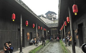“忠義堂”牌匾、“镖”字紅燈籠，都在述說著古老的故事