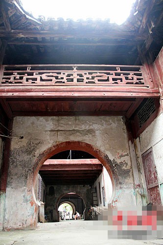 鐘祥市石牌鎮一處明末清初的建築，沒有人考證確切的建造年月
