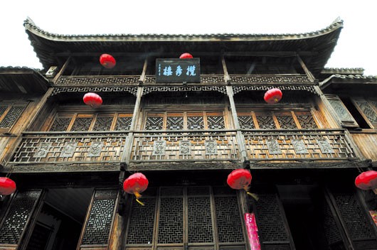 攬秀樓。它是紫陽街上的最高木結構建築