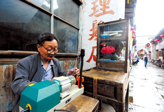 紫陽街上配鑰匙的老師傅。他在紫陽街上干這活已有五六十年