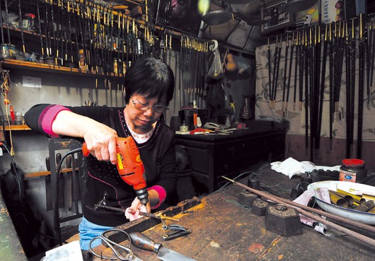 蔡永利秤店第五代傳人蔡雪貞在店內忙著制秤
