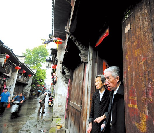 戴祖淼夫婦站在紫陽街371號自家門口。他們的家庭是上海世博會浙江館“最浙江”的6戶家庭之一