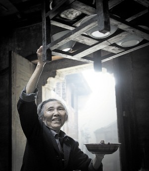 “我這個土‘冰箱’不用插電，飯菜也不會壞”七十高齡的黃老太太手腳利落的從木菜架上取下中午的剩飯菜，開始准備晚餐