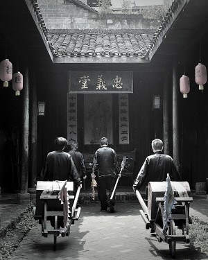 忠義镖局內有現場表演的押镖、行镖全過程，向游人展示了镖行的興衰史