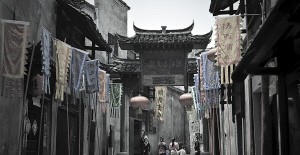 進入洪江古商城入口，各式各樣的會旗迎風招展，仿佛進入了一條深邃的時間長廊，帶你穿越到那曾經擁有的輝煌和繁華中去