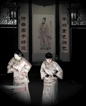 洪江古商城選擇把古代青樓文化作為歷史文化的一部分展示給游人，“荷風院”內優雅的文藝表演、精美的服飾、妙語橫生的詩詞曲賦，讓明清商業社會的身影顯得更加豐潤