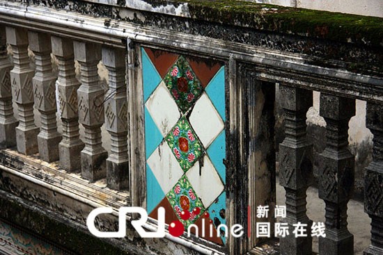 青苔延蔓的精美石柱花紋構件與瓷磚飾品散發著高雅與寧靜的氣息