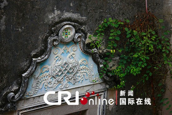 花紋復雜、色彩豐富的門飾上點綴著盎然綠意
