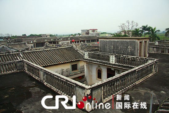 西式天台與斜屋頂相接，即是天台又是通道
