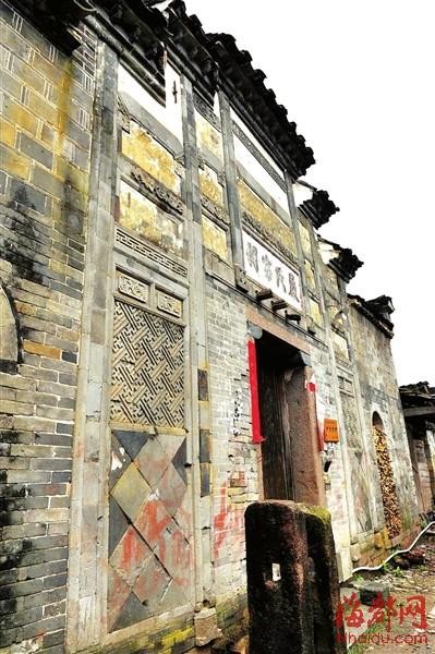 宗祠門口還保留有古代的拴馬石
