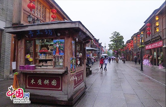 撐傘在三坊七巷裡悠然地走著，歷史如雲如煙