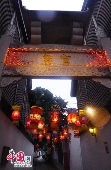 夜色漸濃，走在三坊七巷裡，漸漸地，也不辨古今