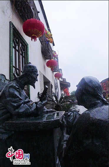 雨中石雕，像是歷史留下的一出默劇