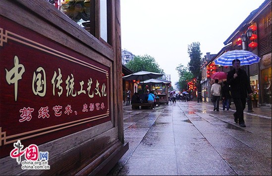 撐傘在三坊七巷裡悠然地走著，歷史如雲如煙