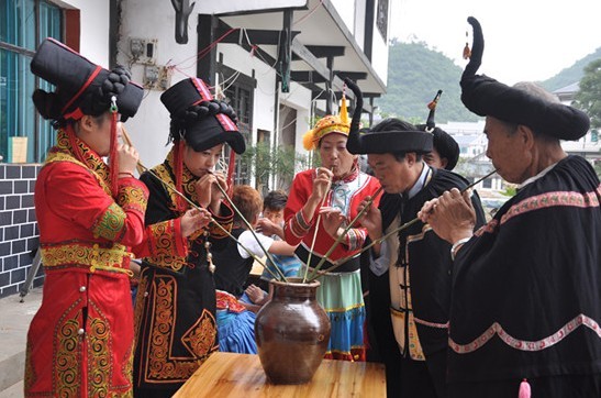 虎山彝寨村民的風俗