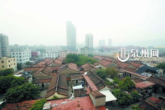 高樓掩蓋了潘厝古民居群的艷紅