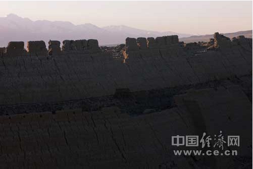 兩道城牆，宛如兩道屏蔽的山脈