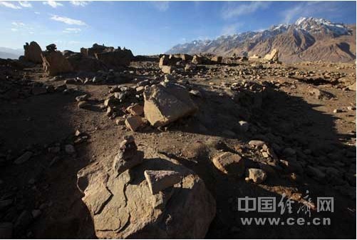 廢棄的巨石上，又堆疊起小石塊