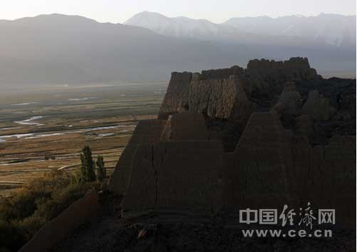 一堵城牆，一道峭壁，重重疊疊，峥嵘嵯峨，往昔的風流，盡寫其中