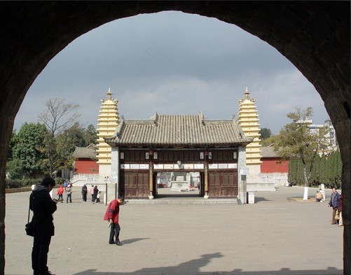從金剛塔門洞裡窺探寺院