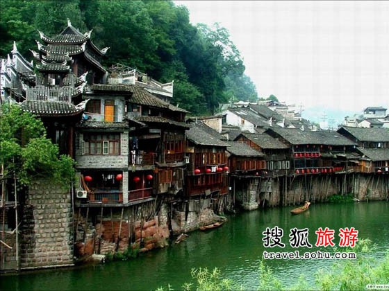 鳳凰鎮依山伴水