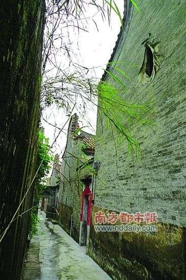 村中的梅花形窗戶