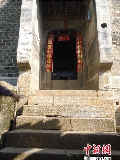 “花屋”門前的石台階