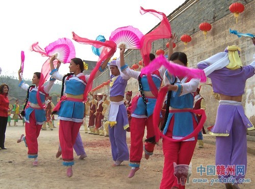 關西新圍歡歌笑語