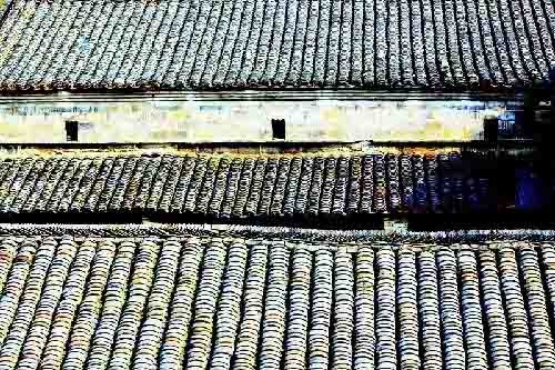 古民居積聚在一起，房屋之間層次分明