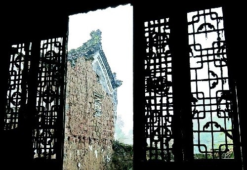 古民居積聚在一起，房屋之間層次分明
