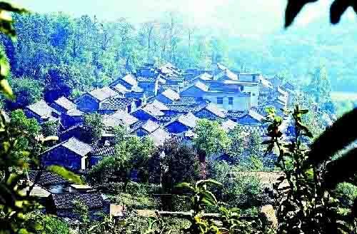 山中，一片古民居靜谧其中