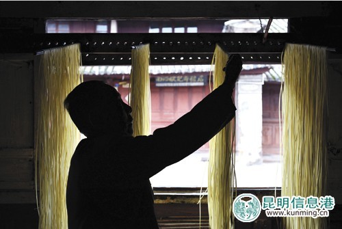 古城裡面有很多家專門制作面條的店鋪
