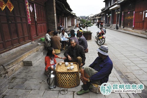 生活在巍山的人們都喜愛喝茶