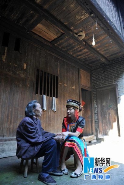  9月16日，在廣西恭城瑤族自治縣西嶺鄉楊溪村楊溪古村，一名導游在和老人聊天