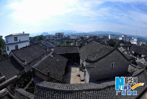 在廣西恭城瑤族自治縣西嶺鄉楊溪村楊溪屯，新建的民居都在村外，清代建築的古村就這樣被保存下來