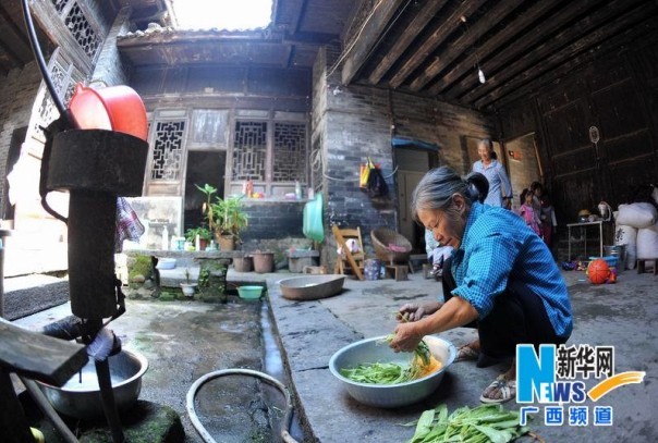在廣西恭城瑤族自治縣西嶺鄉楊溪村楊溪古村，一位老人在一座清代院落裡洗菜
