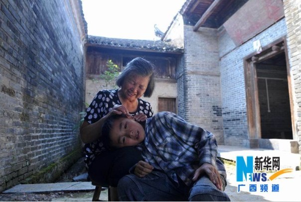 在廣西恭城瑤族自治縣西嶺鄉楊溪村楊溪古村，一名孩子躺在外婆懷裡享受親情