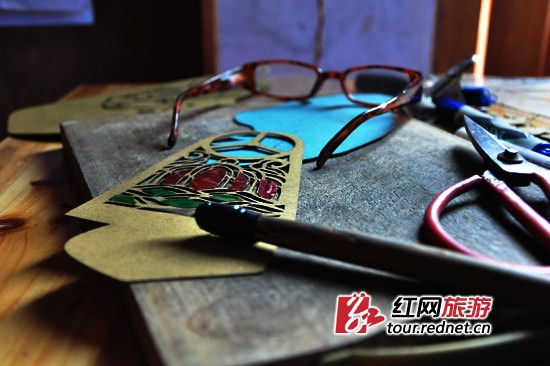 一張高約一尺的皮影，從剪裁、雕刻到上色、晾干，需要4-5天的時間