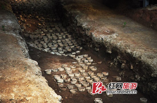 銅官窯遺址，火膛內鋪陳的古陶器，無聲地訴說著這裡昔日的恢弘