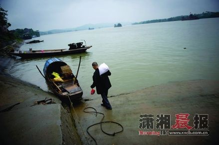 一個鎮上保存有9個古碼頭，這在湖南省內都極為少見。78歲的文金生劃船10裡來到朱亭購買日用品