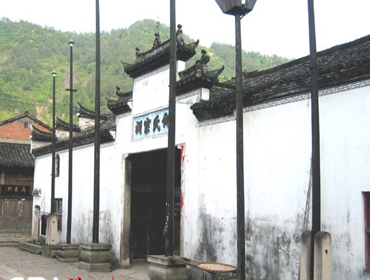 何氏宗祠