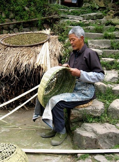 村中老人編制竹器