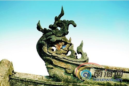 屋頂上飛翹的鸱吻飾物，布滿歲月痕跡