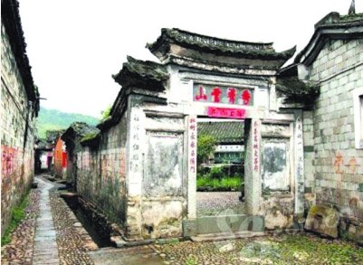 一位老人拄著拐杖走過廣濟橋