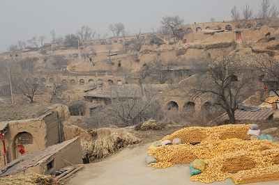 站在龍泉寺村高處觀望，一座座碹窯顯得厚重而深遠