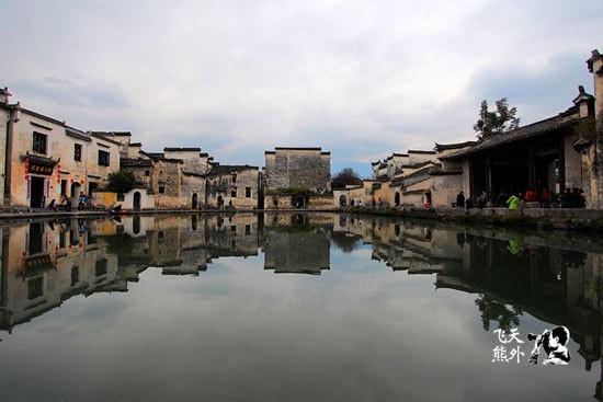 倒影在湖面的建築，讓人沉醉