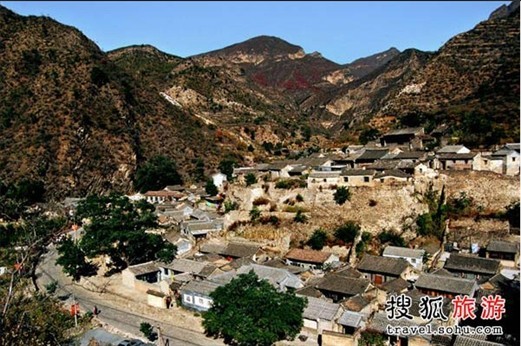 川底下村