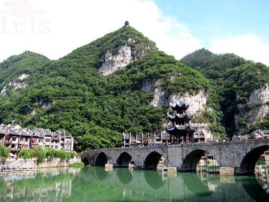 山頂那小亭就是石屏山頂俯瞰的地方