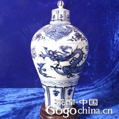 仿元青花三爪龍紋戴蓋梅瓶